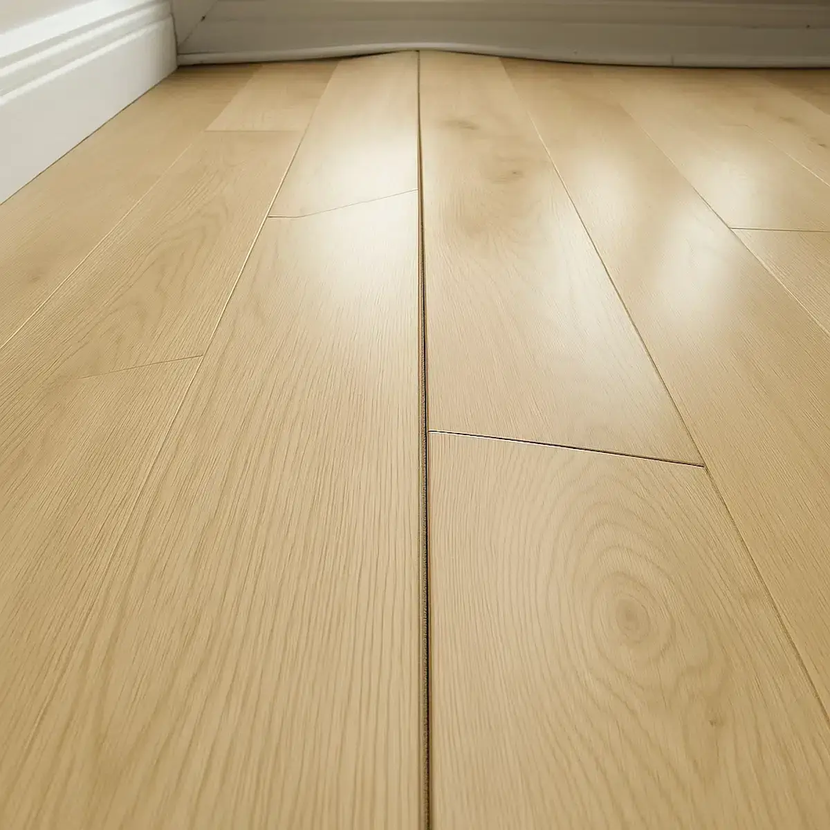 Parquet qui gondole : causes, solutions de réparation & assurance
