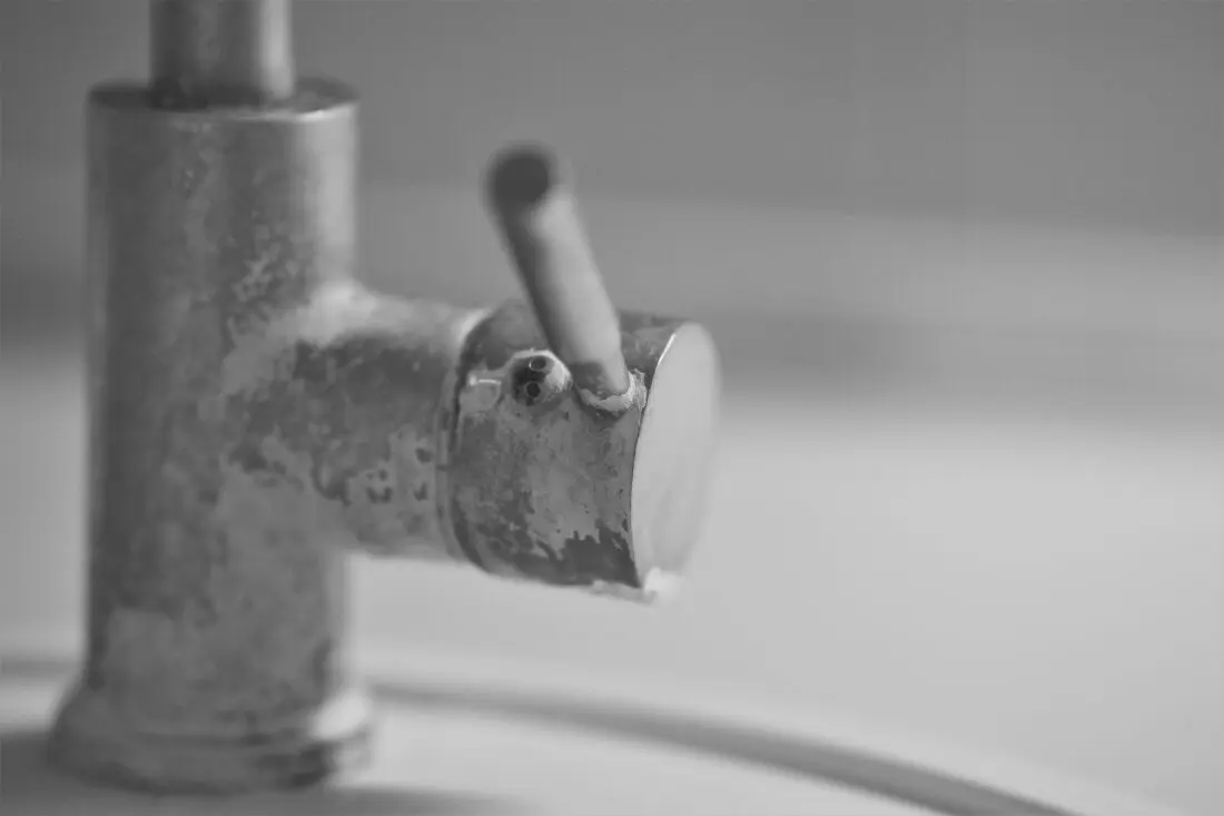 Calcaire dans la salle de bains : 6 astuces pour en venir à bout