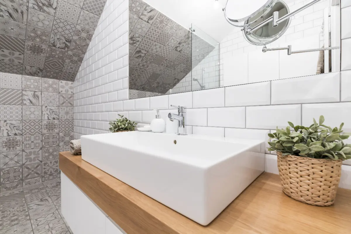 Agrandir une petite salle de bains grâce au carrelage mural