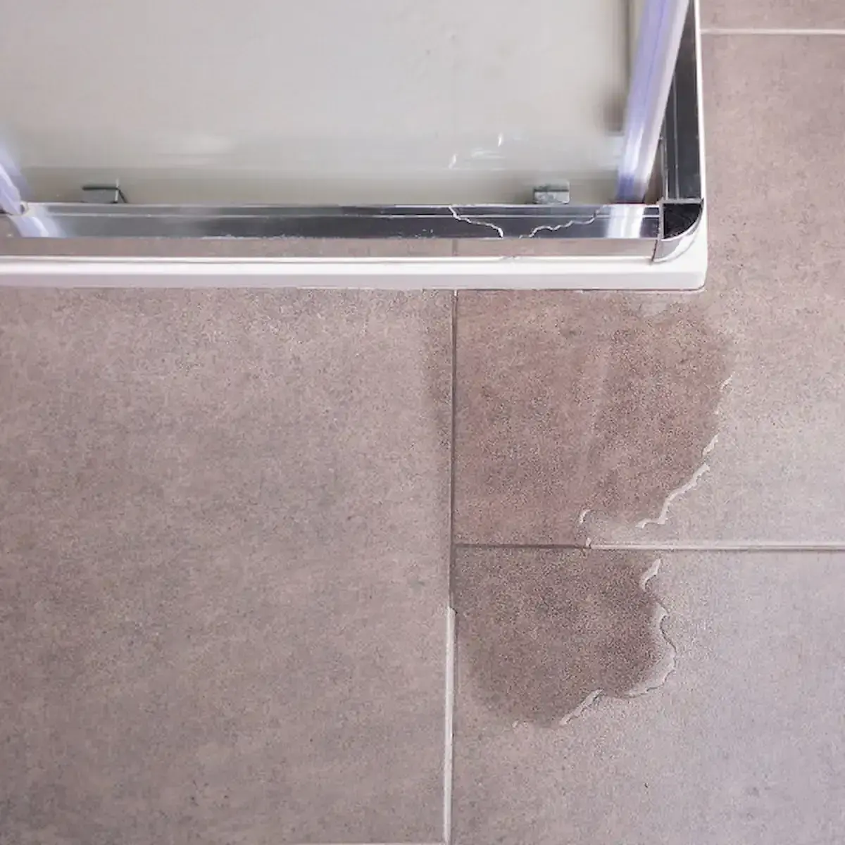 Douche qui fuit : les causes et solutions pour éviter l'inondation