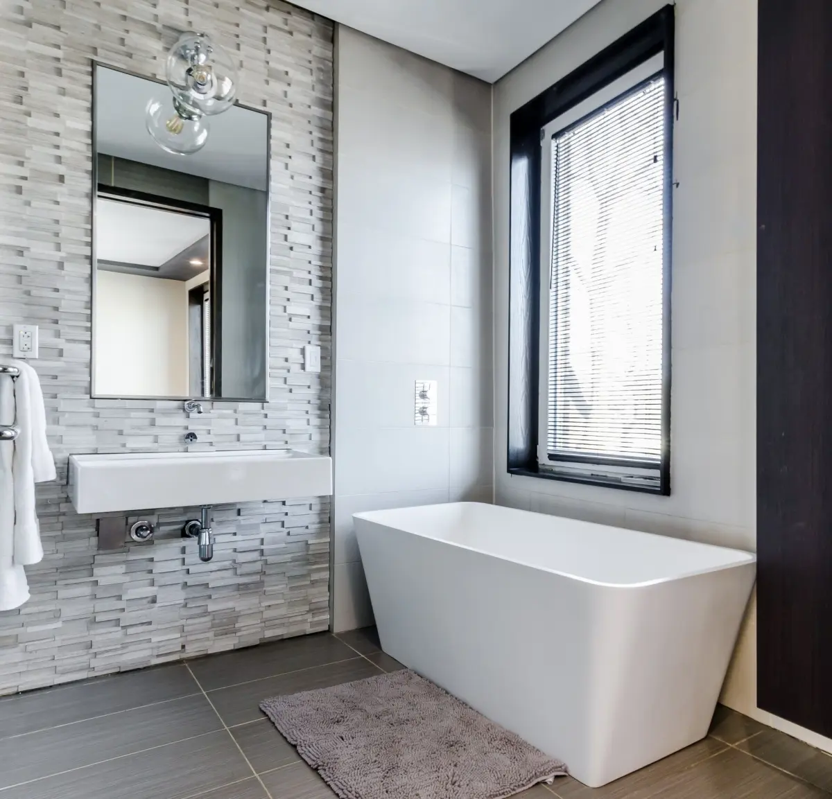 Fenêtre de salle de bain opaque : gardez la lumière, pas le vis à vis !