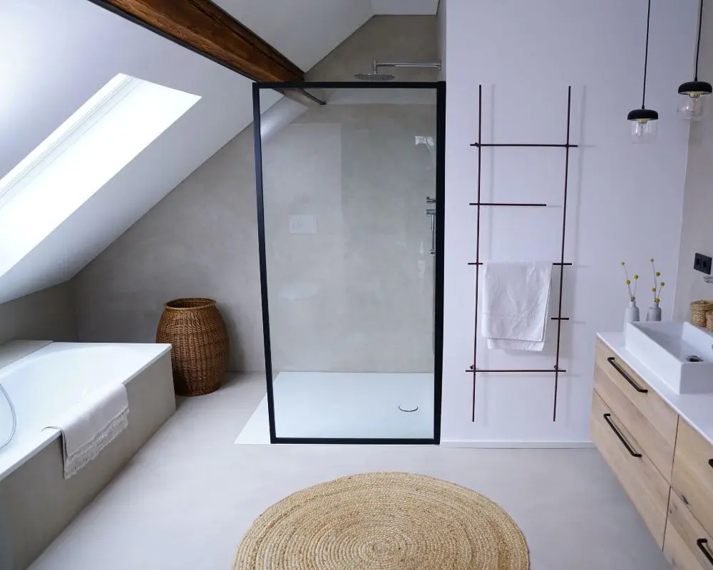 Comment aménager une petite salle de bain sous pente ?