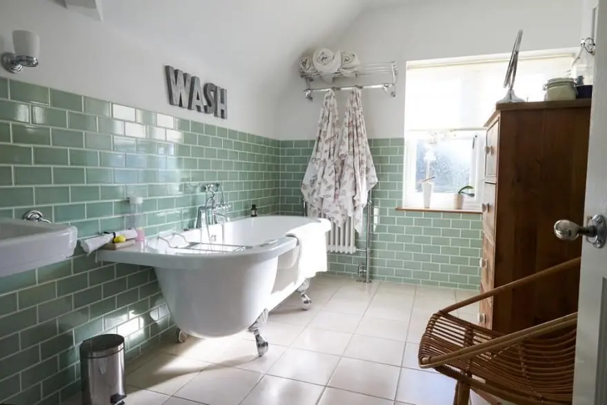 Rénover une salle de bain avec un petit budget : conseils, idées d'aménagement & prix