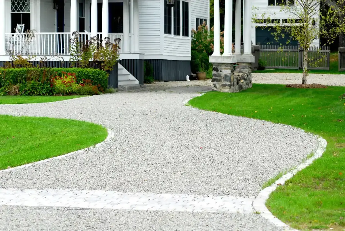 Allée de maison : types, matériaux, prix, étapes pour vos travaux