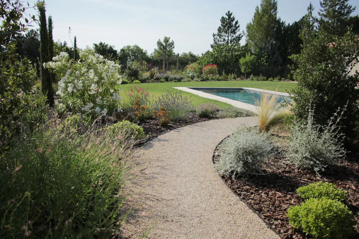 Allées de jardin : 8 idées pour embellir votre extérieur