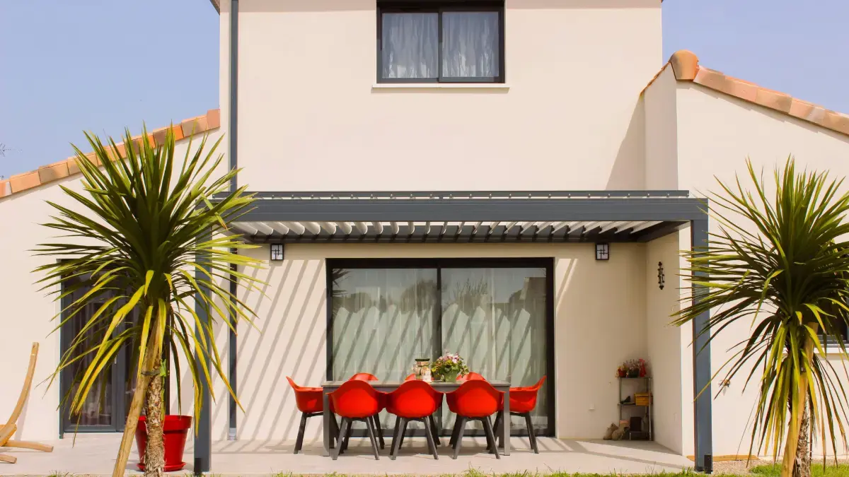 Pergola ou store banne : que choisir pour votre terrasse ?