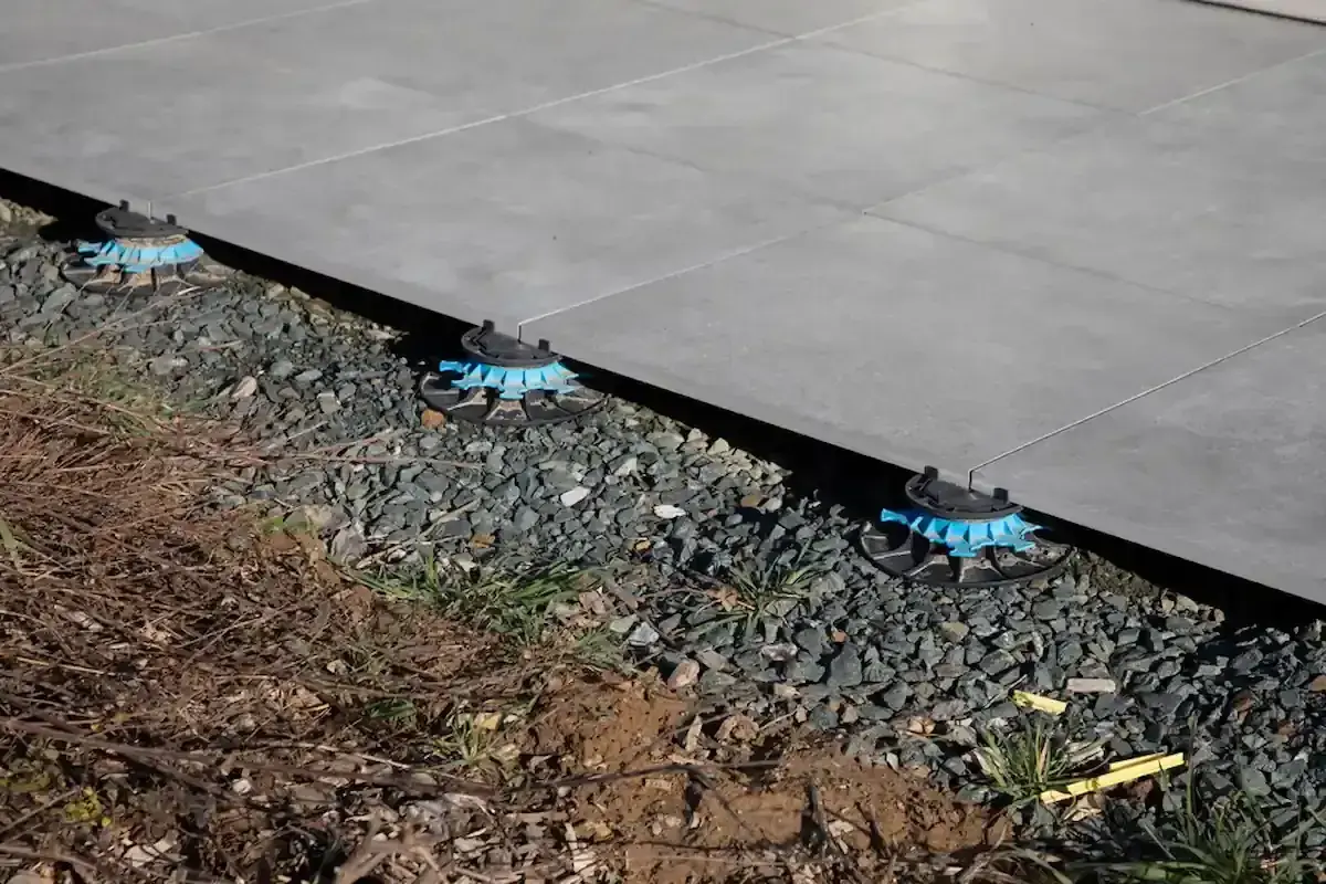 Terrasse dalles sur plots : prix au m² & conseils de pose