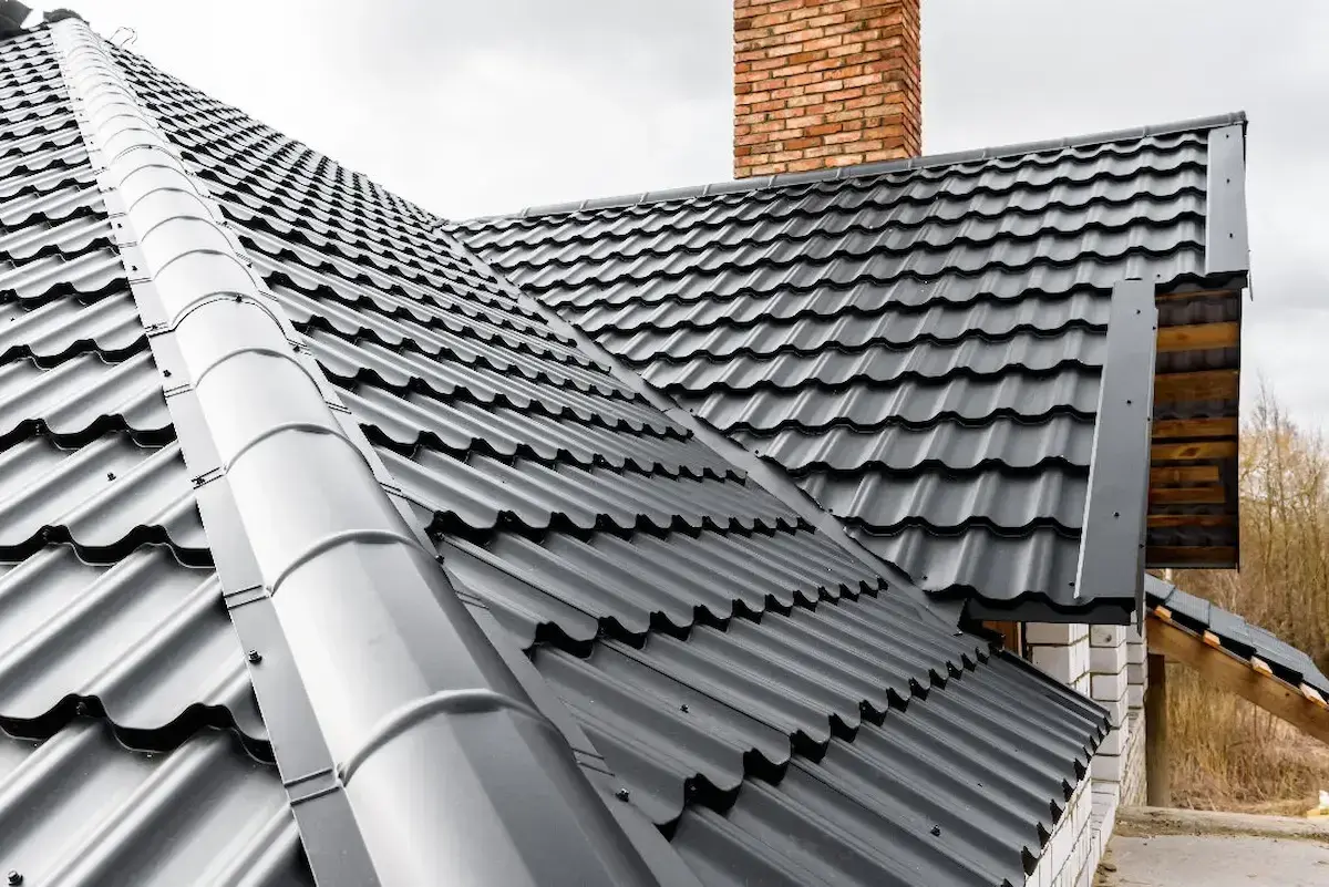 Prix bac acier au m² pour votre toiture : tarifs 2026 avec ou sans pose