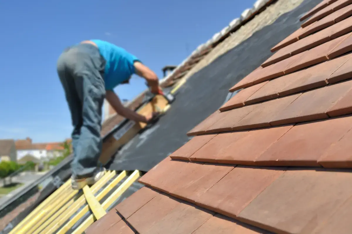 Quelle solution pour rendre son toit étanche ? Travaux & prix selon la toiture