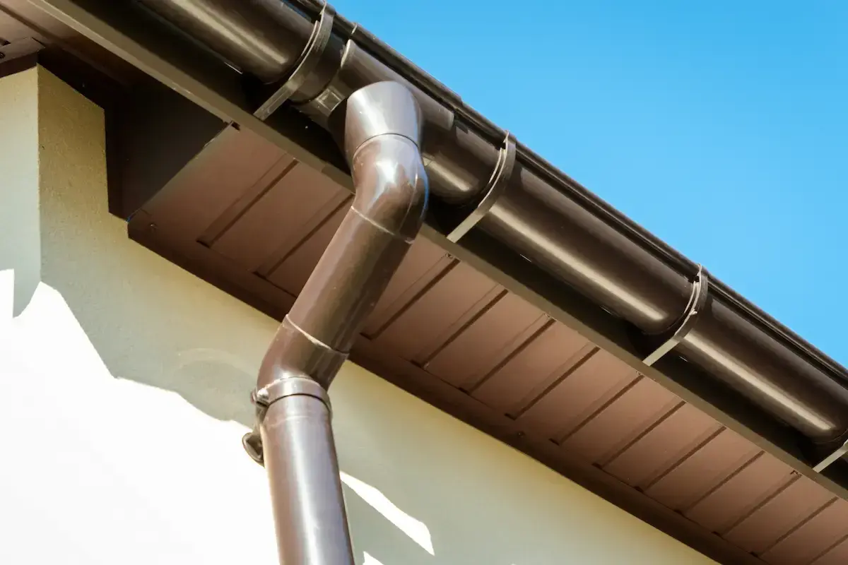 Habillage de sous toiture en PVC : prix au m2, avantages & pose