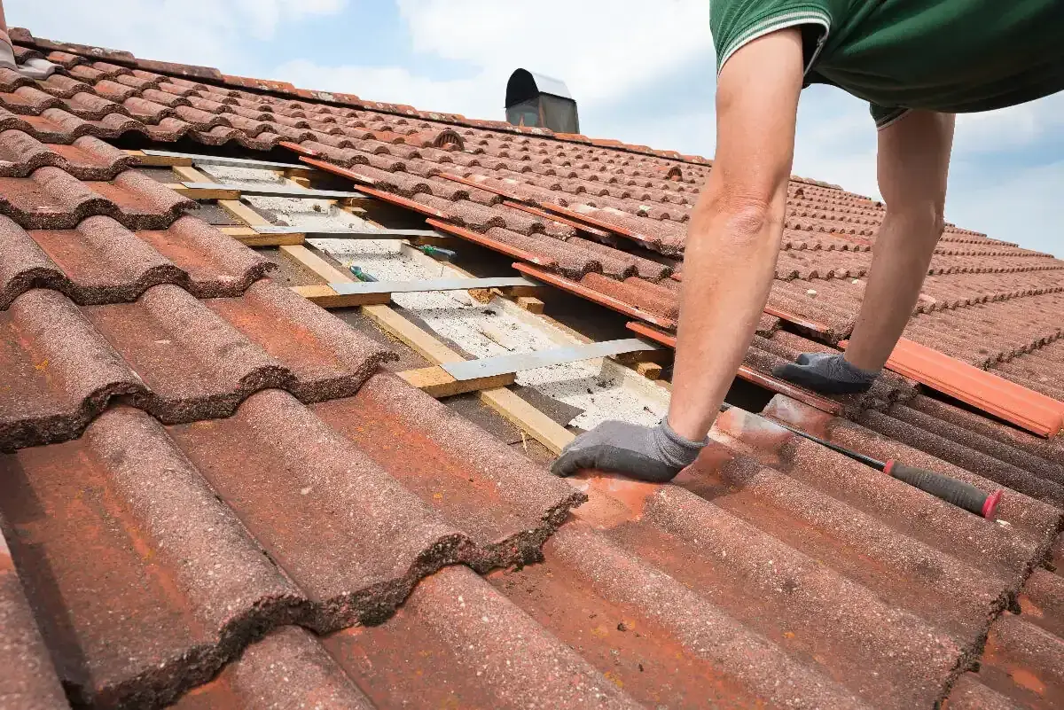 Prix rénovation toiture 70m2 : les types de travaux & les tarifs