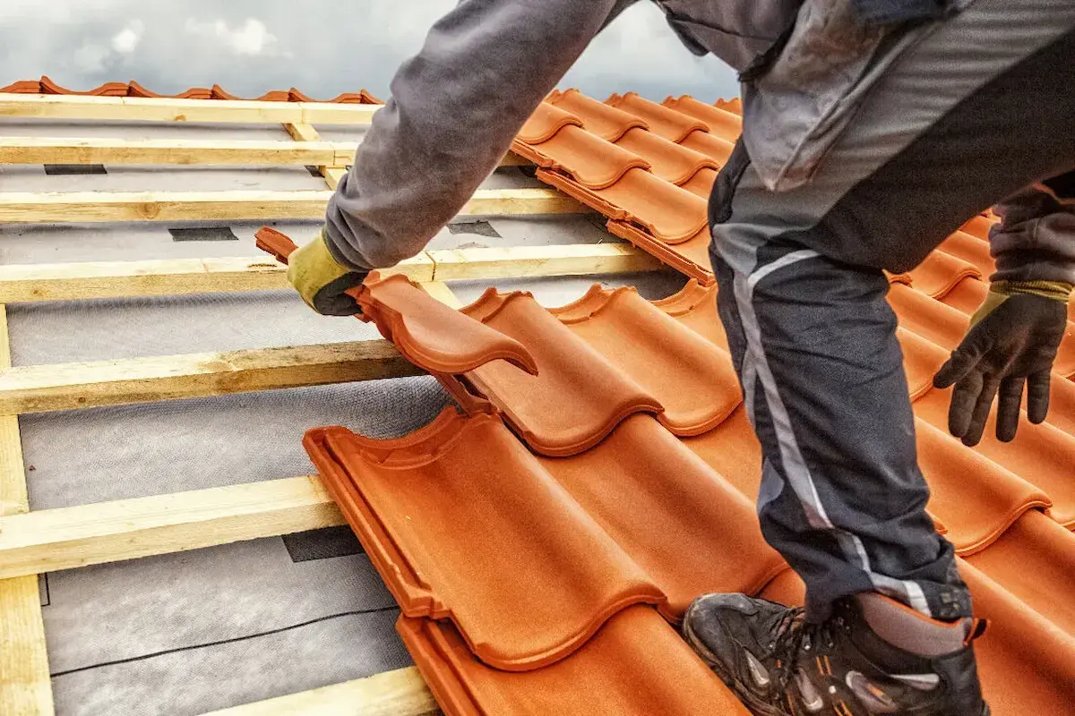Tarif couvreur : tous les prix détaillés selon les travaux de toiture