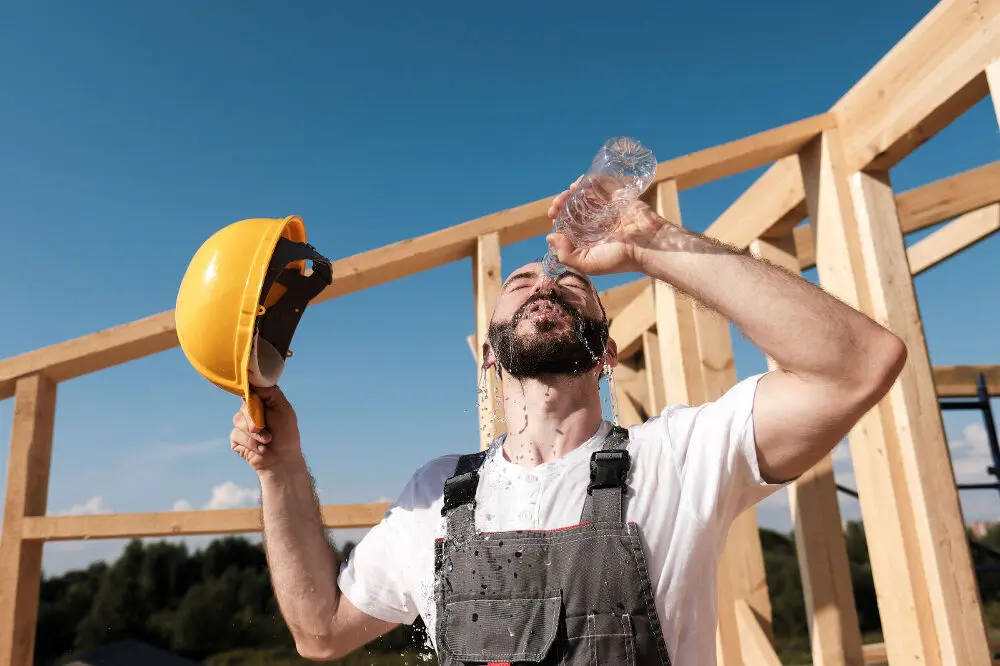 Coup de chaleur d'un salarié : 6 bons réflexes sur un chantier